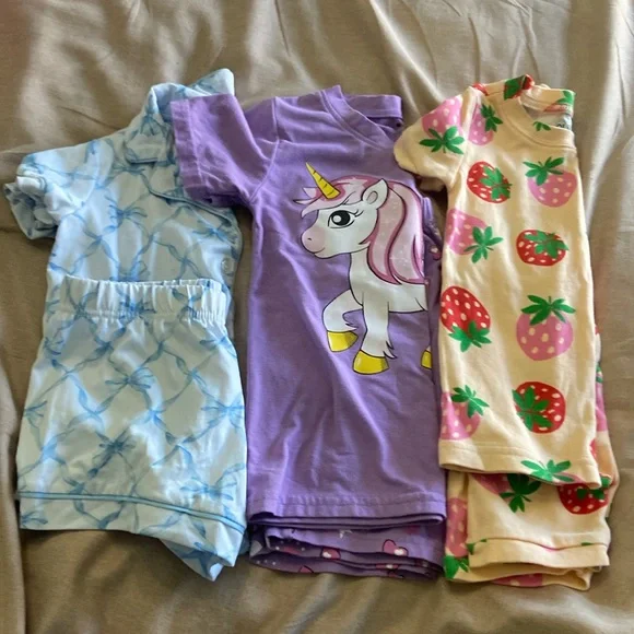 Bundle of toddler pajamas - Picture 1 of 4